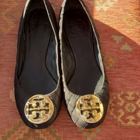 Tory Burch Quinn Black Quilted‎ Ballet Flats Shoes Gold Medallion - Picture 3 of 9